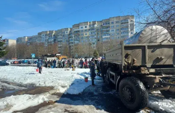 Очередь к цистерне с водой. Борисов, 30 марта / vk.com/borisov_city_news
