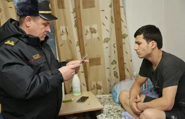 Гомельскі міліцыянер правярае дакументы / t.me/uvdgomel
