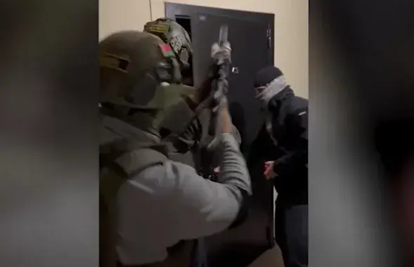 Силовики врываются в одну из квартир / скриншот из видео МВД
