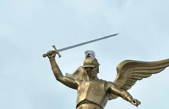 Позолоченная скульптура святого Архангела Михаила / facebook.com
