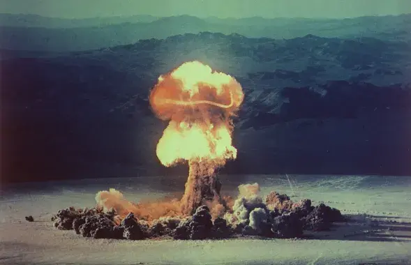 Испытание атомной бомбы в американской Неваде в 1957 году /&nbsp;Nevada National Security Site Tour Booklet

