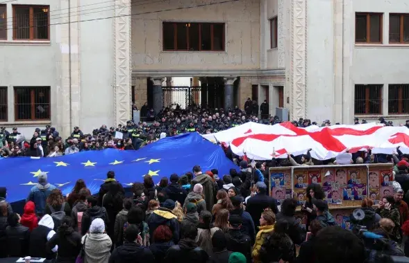 Протесты в Грузии проходят под национальным флагом и флагом ЕС / Reuters
