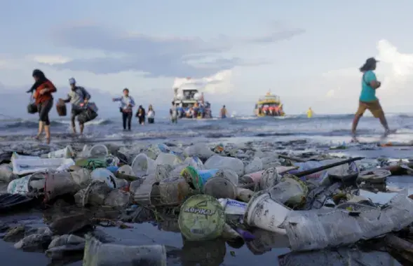 Пластик засоряет океан / Reuters
