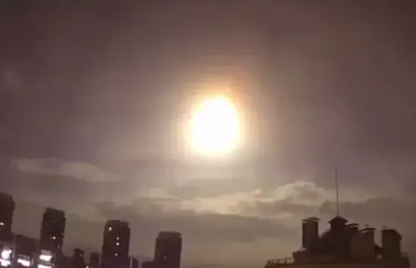 Вспышка в небе над Киевом, 19 апреля / скриншот из видео
