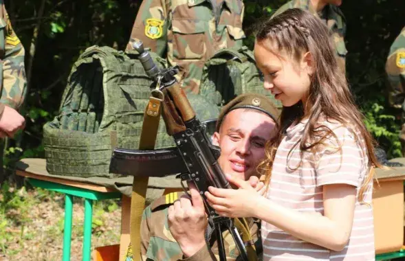 Белорусских детей приучают к оружию / t.me/modmilby/
