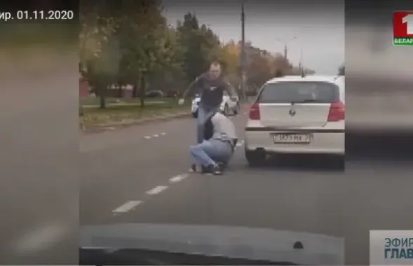 Водитель BMW избивает парня с флагом / кадр из сюжета "Беларусь 1"​