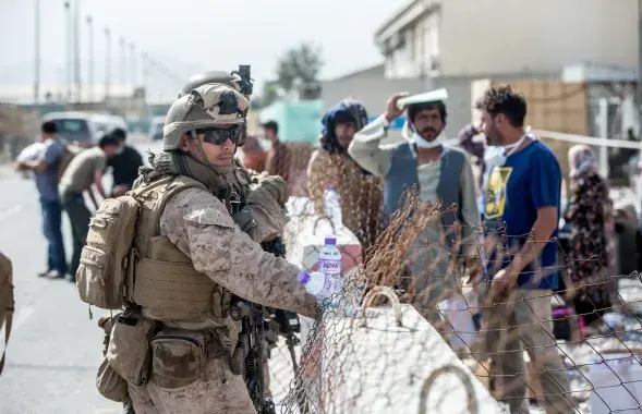 Марскі пехацінец ЗША каля міжнароднага аэрапорта ў Кабуле / Reuters​