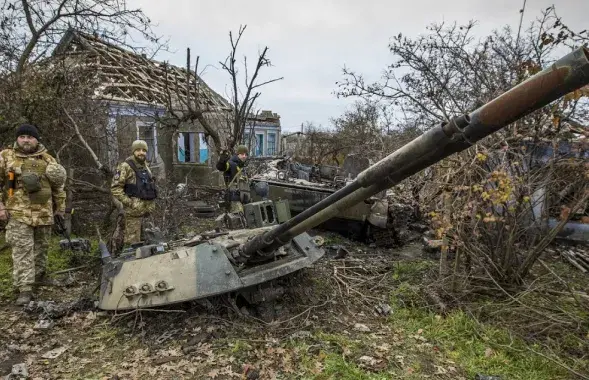 Украинские солдаты рядом с разрушенной военной техникой в освобождённом селе Александровка / Еврорадио