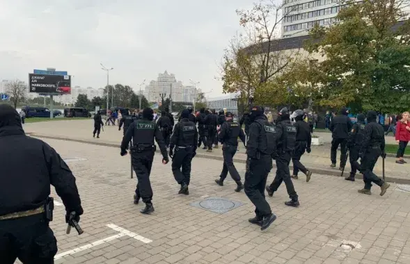 Омоновцы с дубинками на минской улице / Еврорадио​