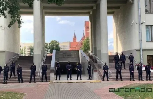 Law enforcement officers gather near administrative buildings in Minsk / Euroradio