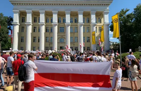 Бело-красно-белые флаги на уличной акции в Минске, август 2020-го / Из архива Еврорадио​