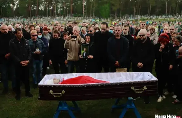 Витольда Ашурка похоронили под бело-красно-белым флагом / &quot;Наша Нива&quot;