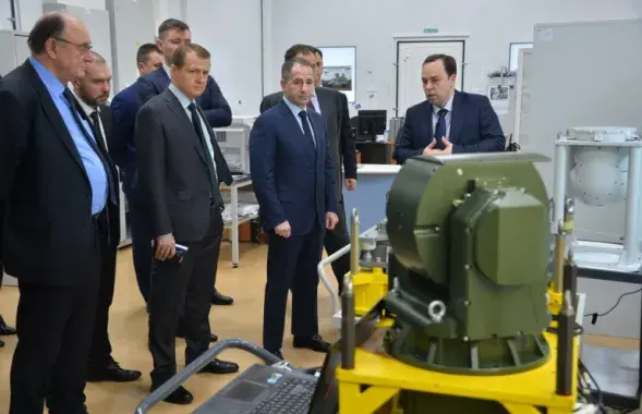 Russia&#39;s Ambassador Mikhail Babich is observing some Belarus-made military equipment&nbsp;/ belarus.mid.ru​