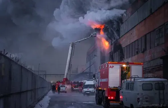 Пожар на шинном заводе в Барнауле / @barnaul22official
