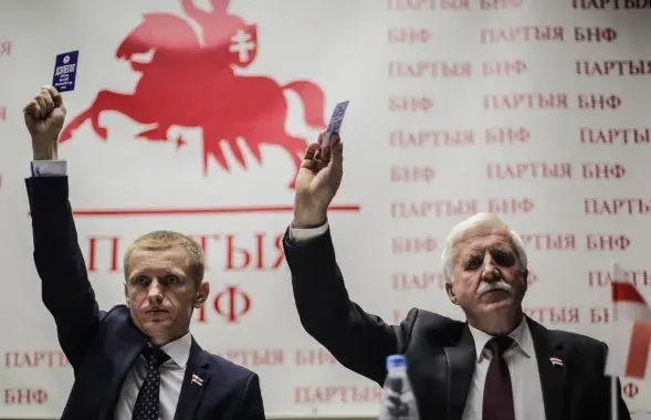 Руководитель Партии БНФ Григорий Костусев (справа) третий год находится в заключении / Svaboda.org