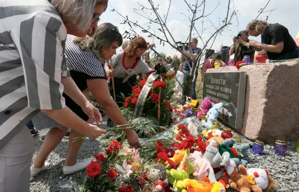 Памятник пассажирам сбитого &quot;Боинга&quot; под Донецком / Reuters