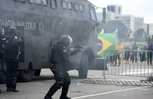 Протесты в Бразилии / Newsweek

