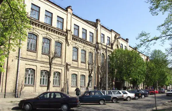 Автостоянка у БрГУ. Фото: www.abiturient.by