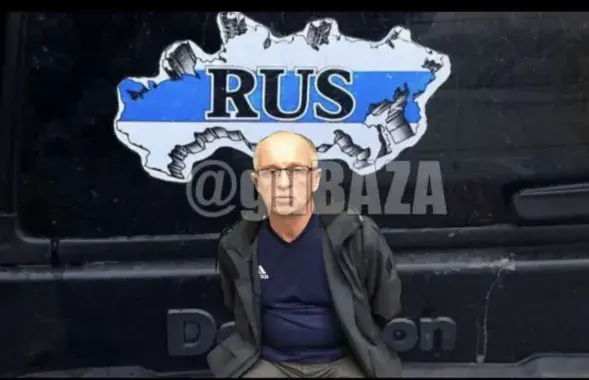 Россиянин, задержанный за бело-сине-белую наклейку / кадр из видео
