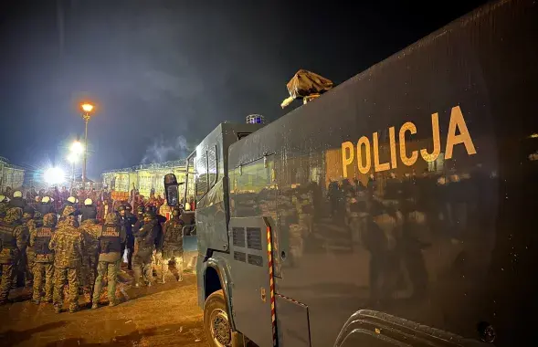Мигранты устроили беспорядки в центре для них&nbsp;/ twitter.com/PolskaPolicja