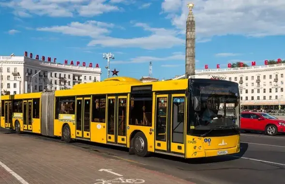 Автобус на Площади Победы в Минске / minsknews.by