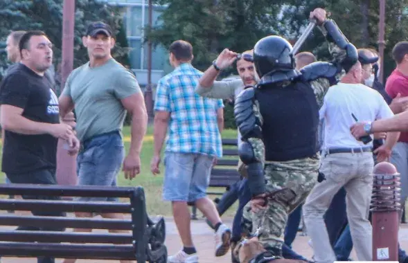 Алексей Кудин во время разгона акции протеста в Молодечно / Региональная газета​