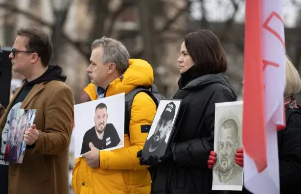 Светлана Тихановская держит портрет мужа-политзаключенного / t.me/tsikhanouskaya
