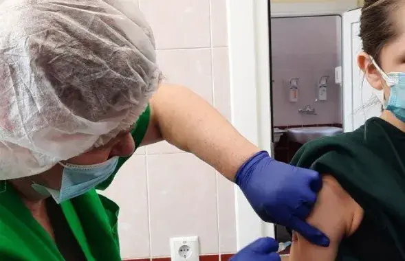 У Беларусі дазволілі прышчапляць ад COVID-19 дзяцей з 5 гадоў / @minzdravbelarus