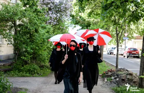 Женщины с зонтиками / @radiosvaboda​