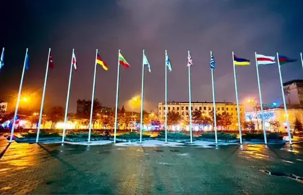 Белорусский флаг возле мэрии Днепра / facebook.com