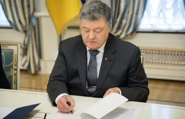 Петр Порошенко подписывает указ. Фото: twitter.com/poroshenko​