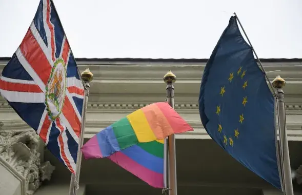 Радужный флаг над входом в британское посольство&nbsp;/ Еврорадио