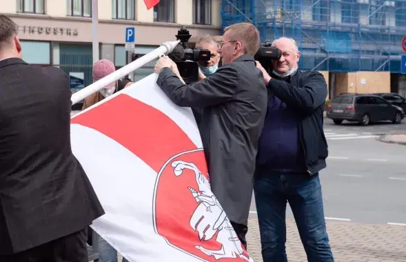 Два года назад Эдгар Ринкевич заменил на флагштоке в центре Риги красно-зеленый флаг на бело-красно-белый / twitter.com/edgarsrinkevics​
