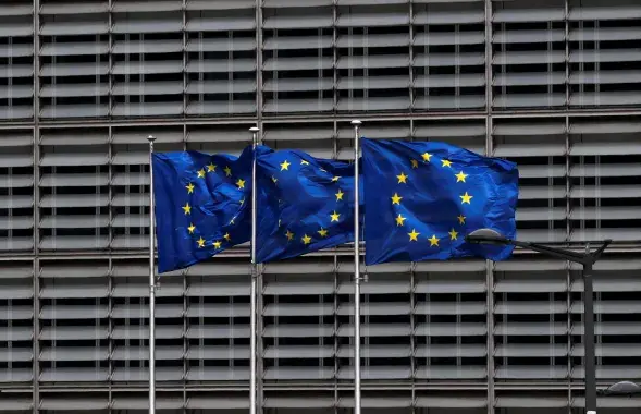 Сцягі ЕС перад будынкам штаб-кватэры Еўракамісіі ў Брусэлі / Reuters