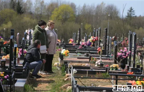 В БПЦ объяснили, почему не стоит приносить на кладбище искусственные цветы