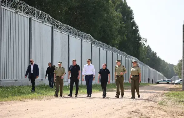 Матеуш Моравецкий возле нового забора на польско-белорусской границе​ / twitter.com/MSWiA_GOV_PL