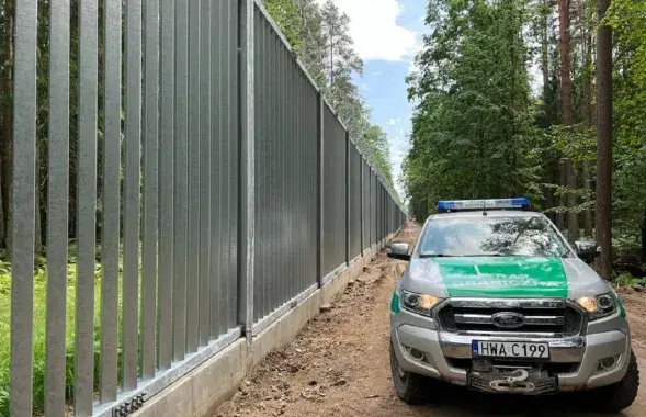 Металлический забор на польско-белорусской границе​ / twitter.com/Straz_Graniczna