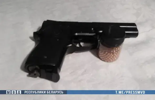 Пневматический пистолет, который обнаружили дома у подозреваемых /&nbsp;@pressmvd
