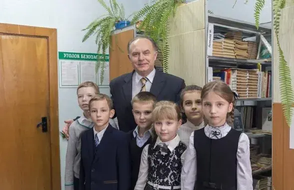 Николай Жукович со школьниками /&nbsp;@viasna96
