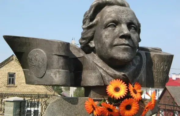 Памятник Ларисе Гениюш в Зельве / svaboda.org
