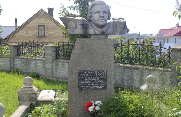 Памятник Ларисе Гениюш в Зельве / holiday.by
