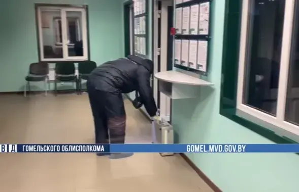 В одном из гомельских банков, куда наведался грабитель / кадр из видео​