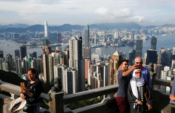 Турысты робяць фота ў Ганконгу / Reuters
