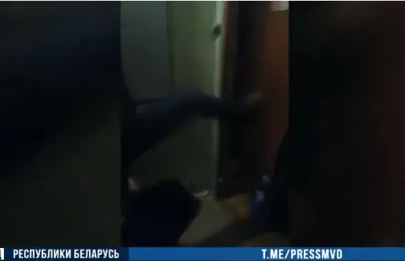 ГУБОПиК выбивает дверь в квартиру / кадр из видео​