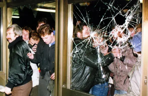 Немцы врываются в штаб-квартиру Штази после падения Берлинской стены / AP
