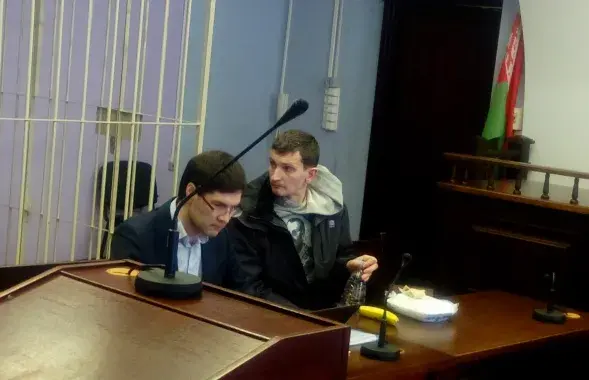 Андрей Козел (справа) в суде.