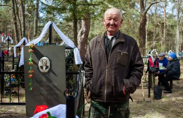 Степан&nbsp;Антоненко&nbsp;у могилы&nbsp;отца.&nbsp;Фото&nbsp;Еврорадио.