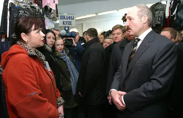 Александр Лукашенко на рынке в Малиновке, 2005 год, фота&nbsp;president.gov.by