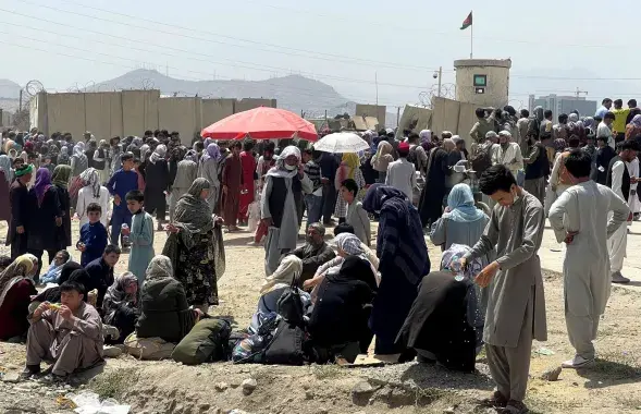 Людзі каля аэрапорта ў Кабуле чакаюць магчымасці пакінуць краіну / Reuters