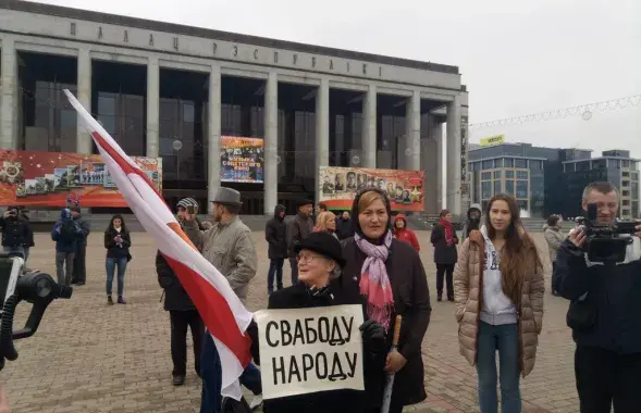 Активистка Нина Богинская во время акции на Октябрьской площади